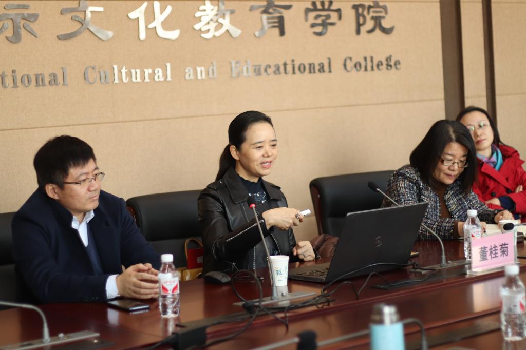 图为董桂菊老师分享《如何上好一堂课》